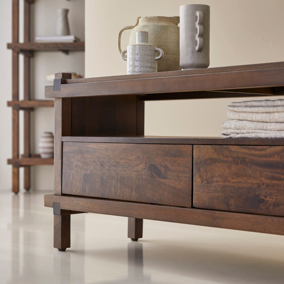 Tikamoon Arko TV stand, detail of the mango grain