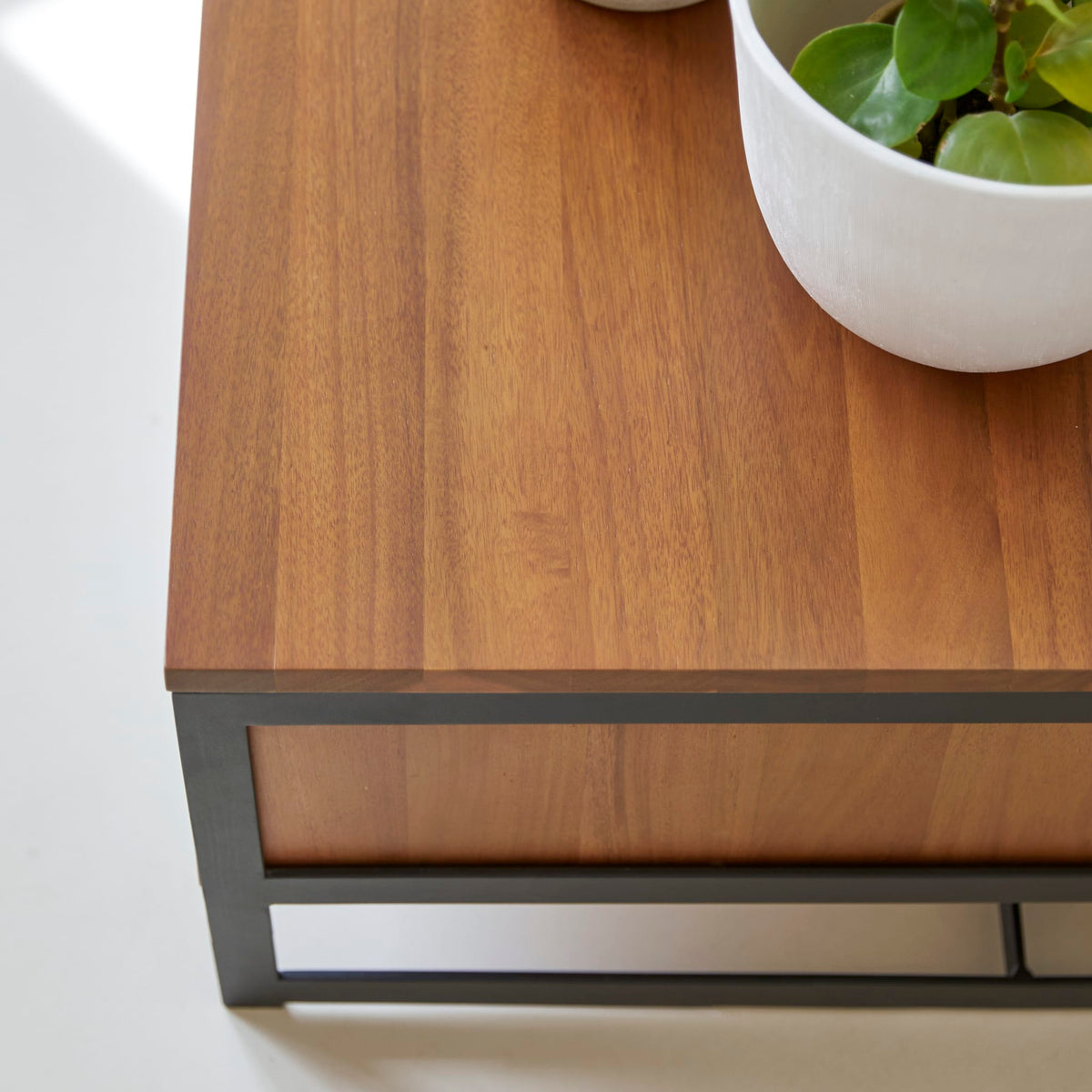 Tikamoon Urban acacia coffee table, close-up of the metal frame