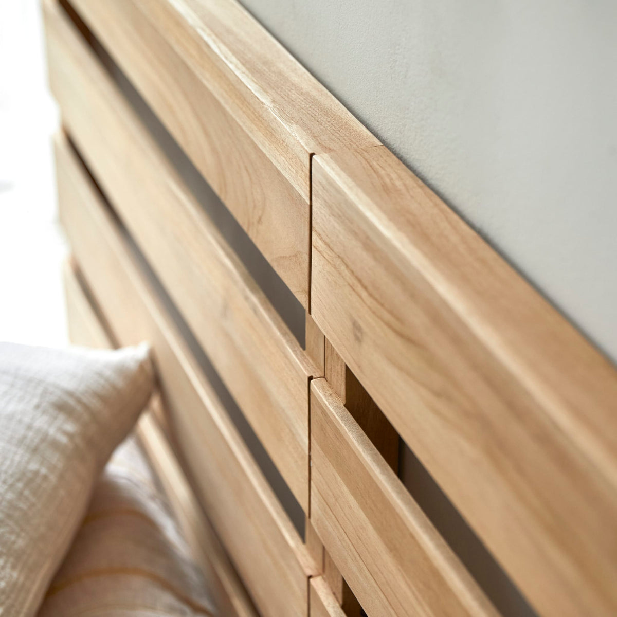 Tikamoon Urbain teak headboard, close-up of the slats and grain