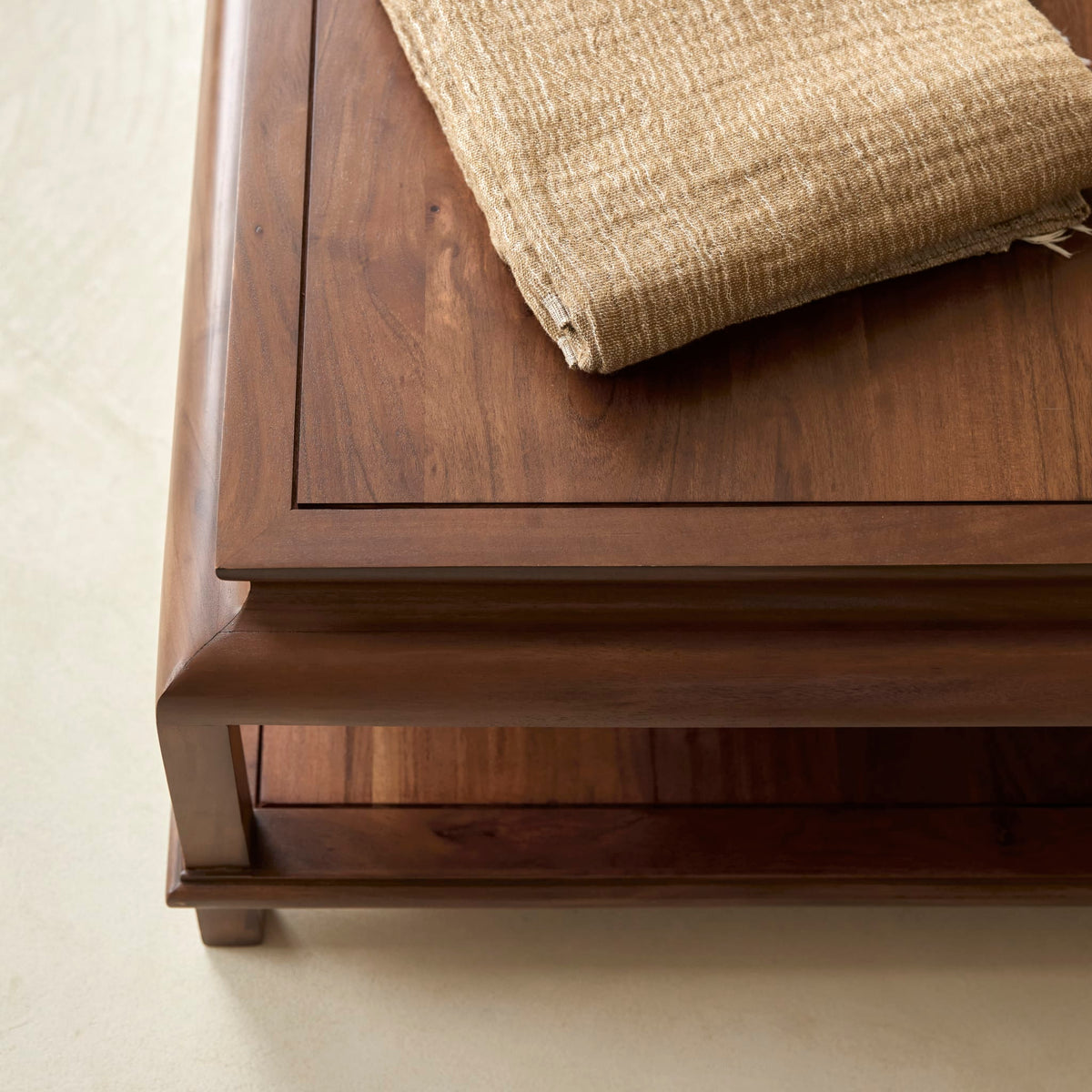 Close-up of the Achille coffee table grooved acacia top