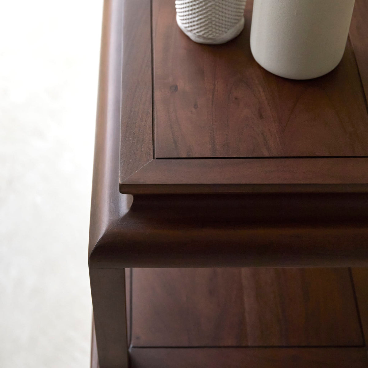 Close-up of the Achille console top corner and grooved surface