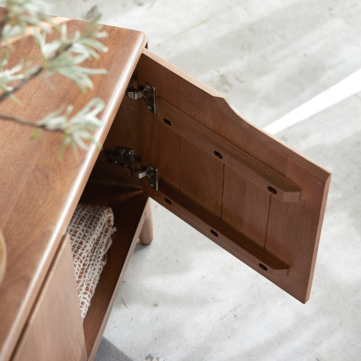 Tikamoon Gabrielle mango wood TV stand, close-up of the mango grain