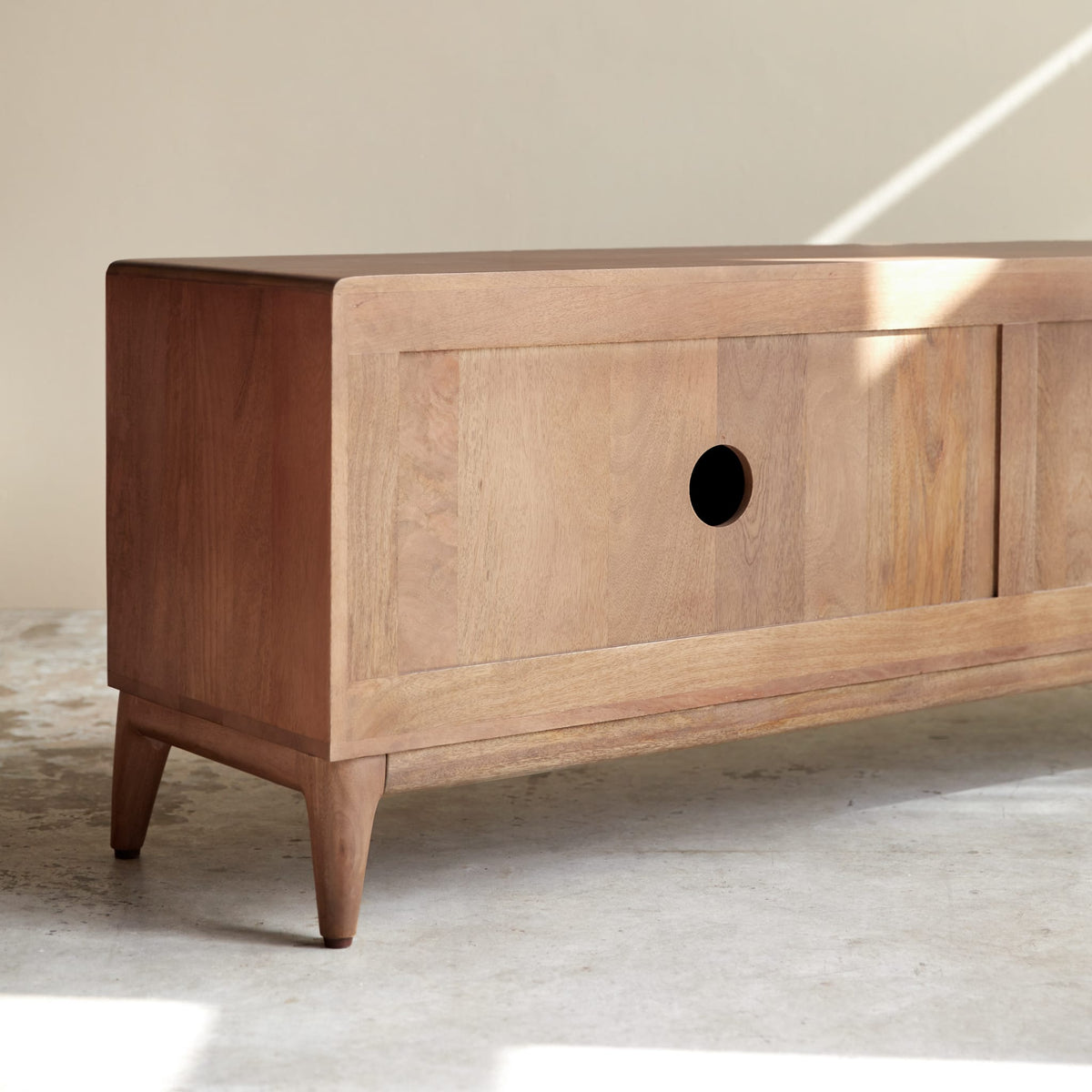 Tikamoon Gabrielle mango wood TV stand, detail of the curved edge