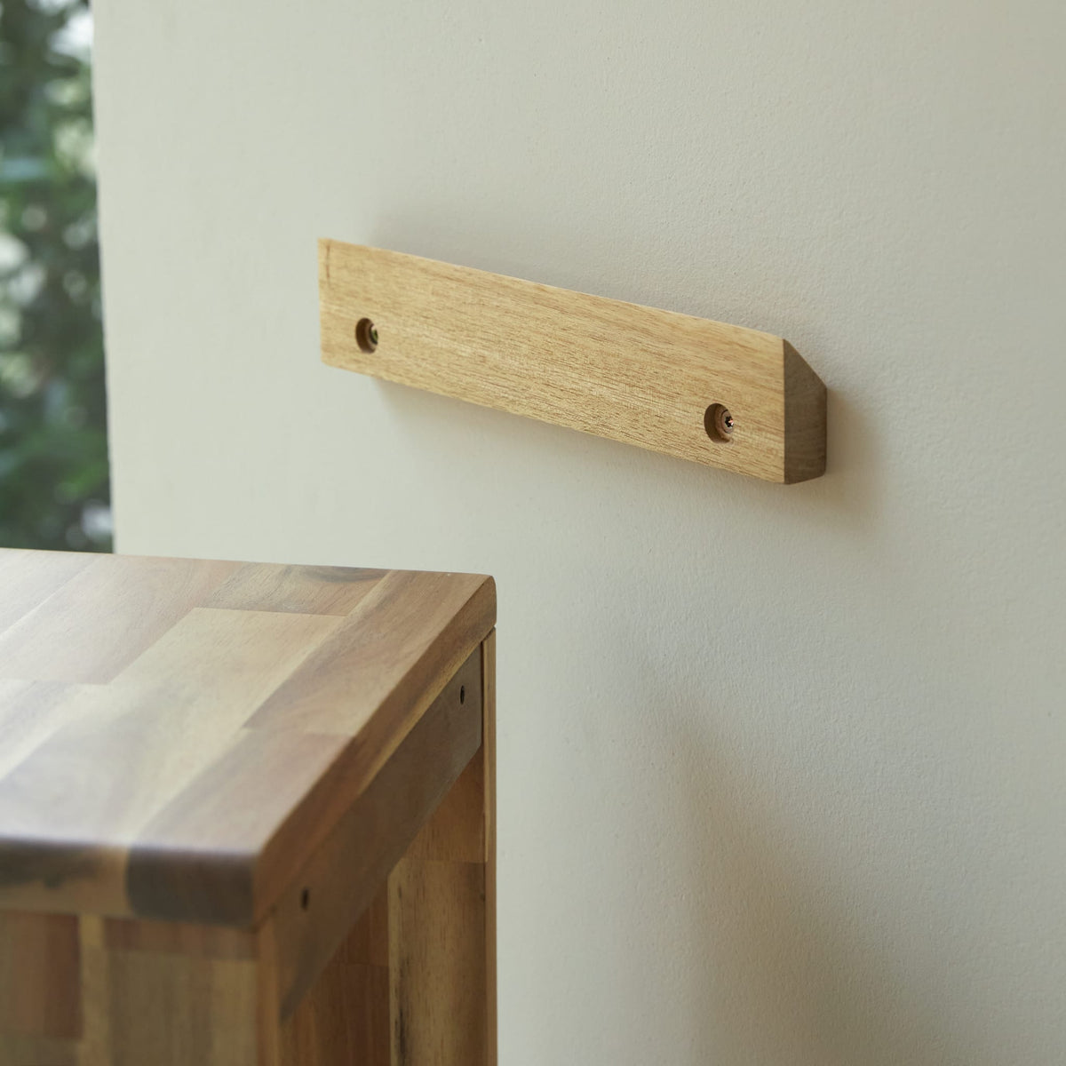 Tikamoon Lila acacia column cabinet, close-up of the varnished grain