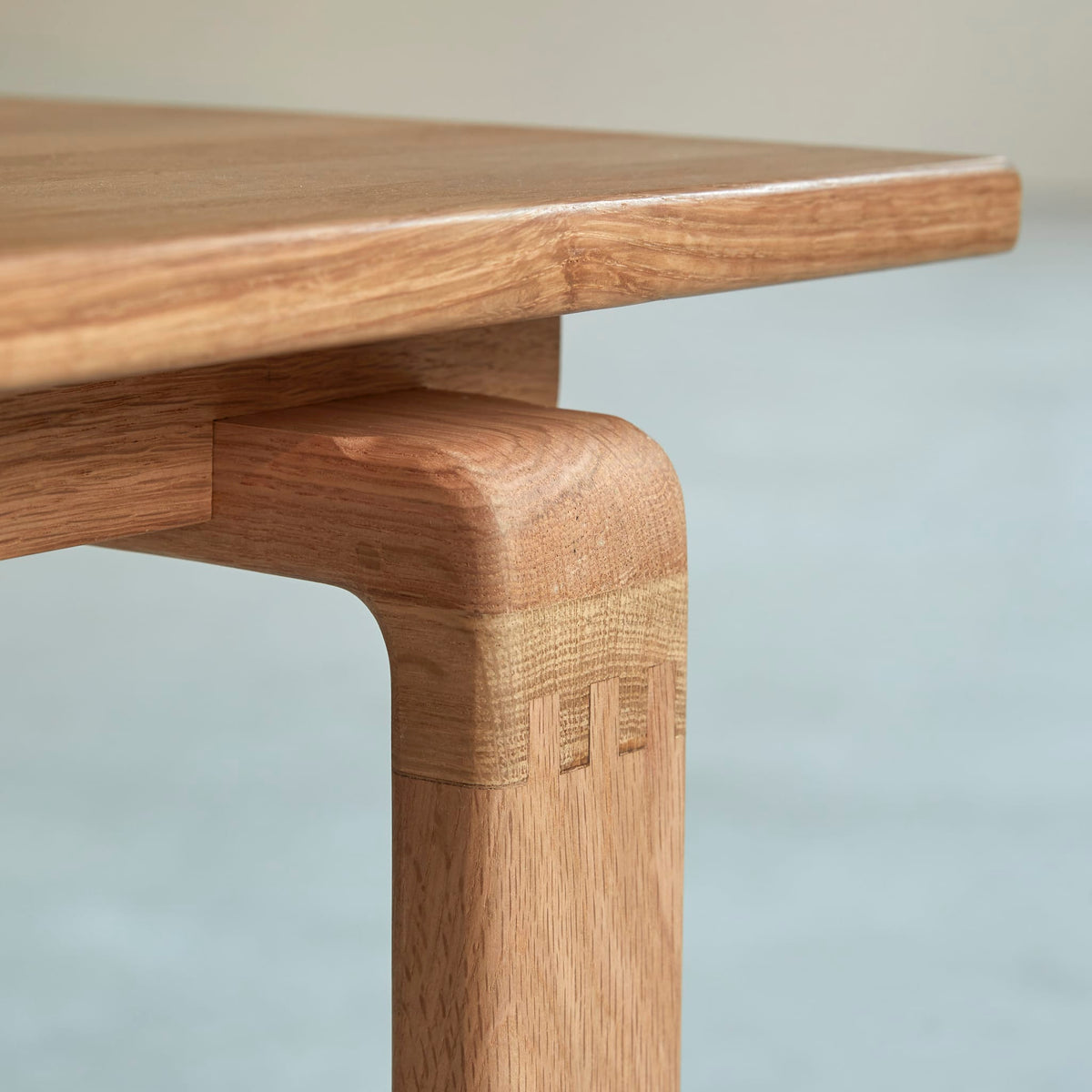 Tikamoon Sybille solid oak bench, close-up of the rounded seat edge