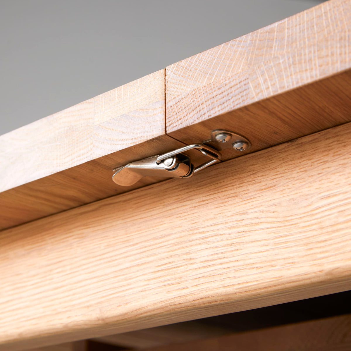 Tikamoon Maia oak dining table, close-up of the oiled grain