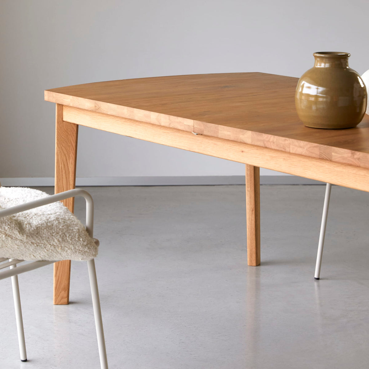 Tikamoon Maia oak dining table, end view showing the leg profile