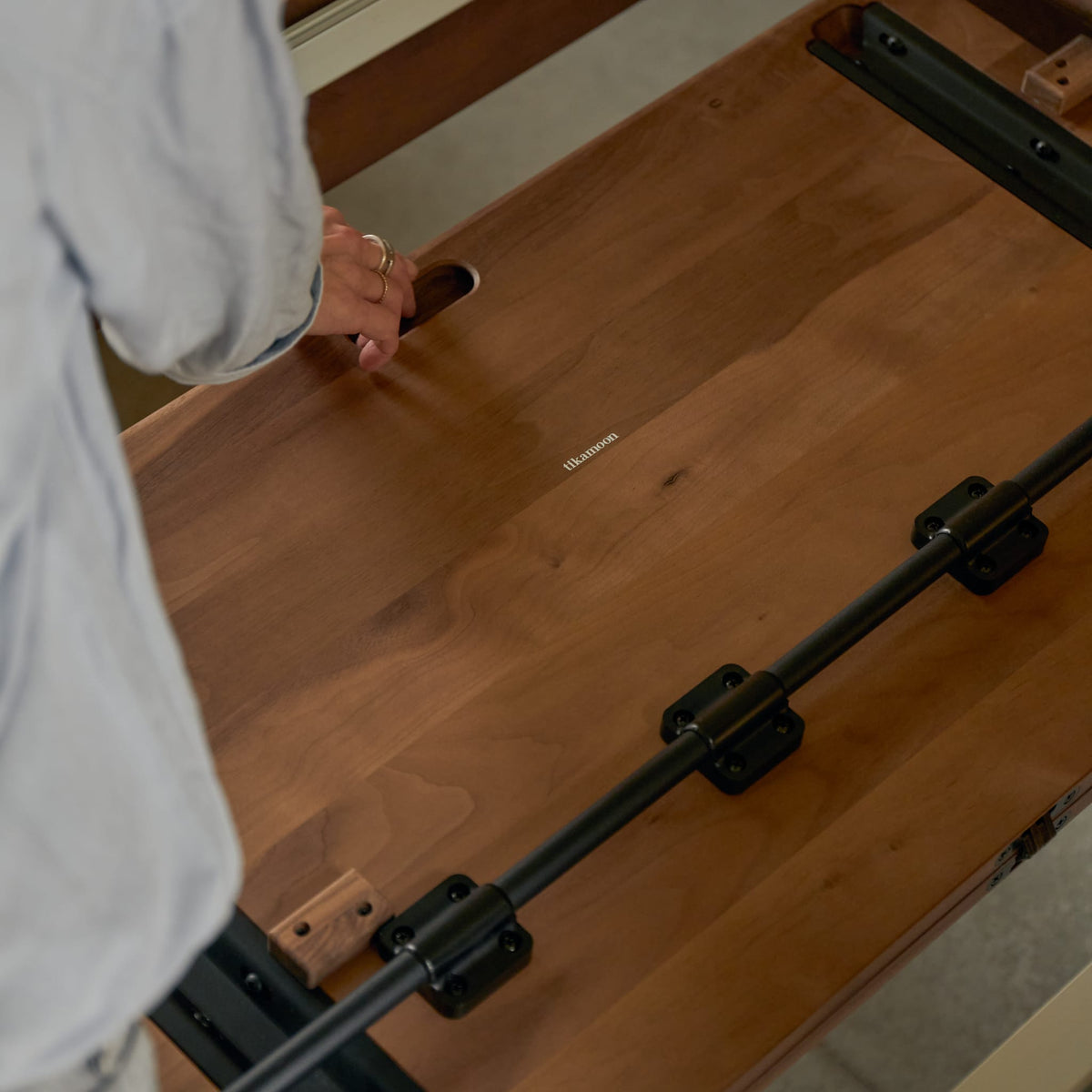 Tikamoon Arto extendable dining table in solid walnut, close-up of the walnut grain