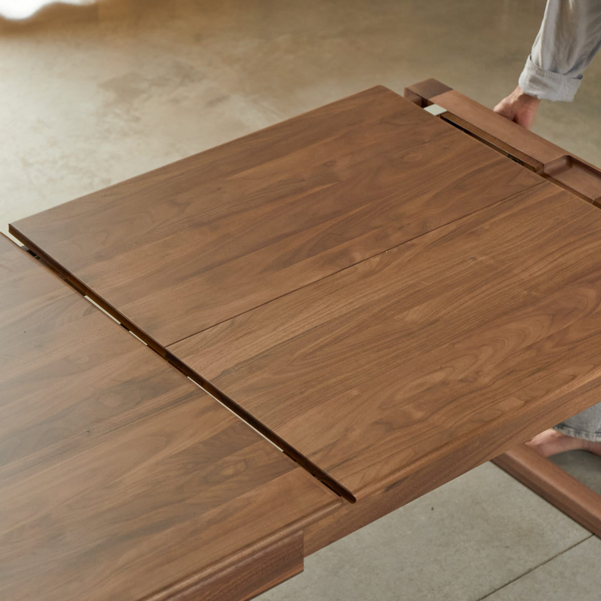 Tikamoon Arto extendable dining table in solid walnut, detail of the oiled surface