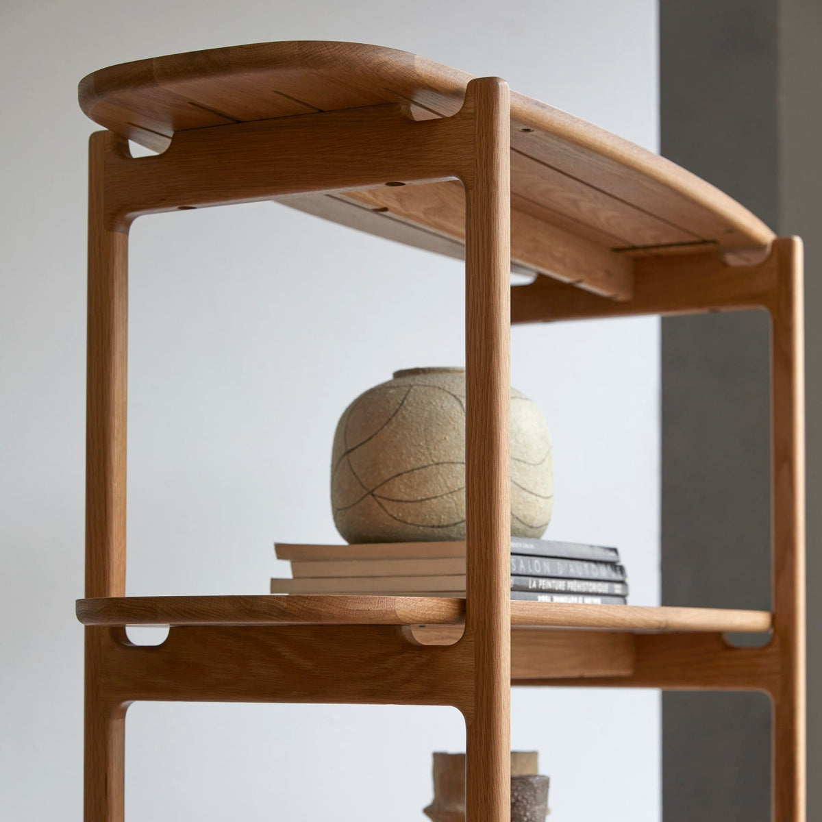 Tikamoon Rozenn oak bookcase, close-up of the oak grain