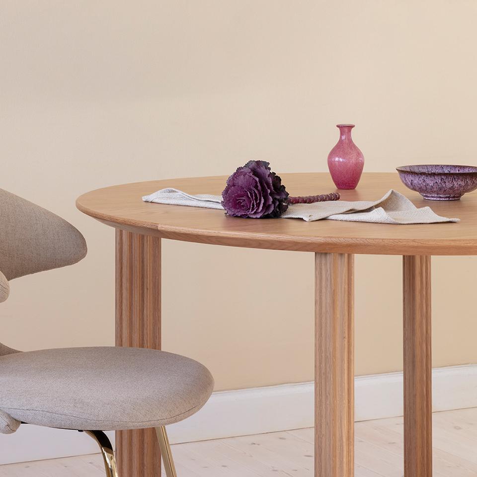 UMAGE Comfort Circle Dining Table
