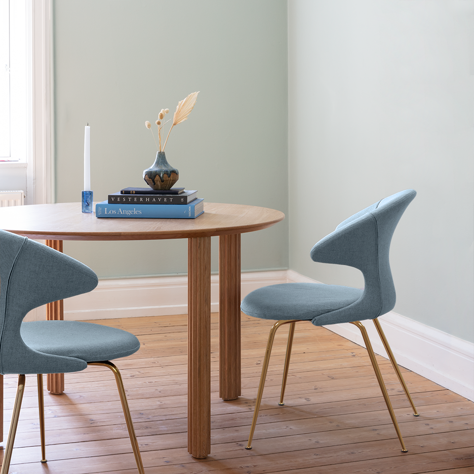 UMAGE Comfort Circle Dining Table