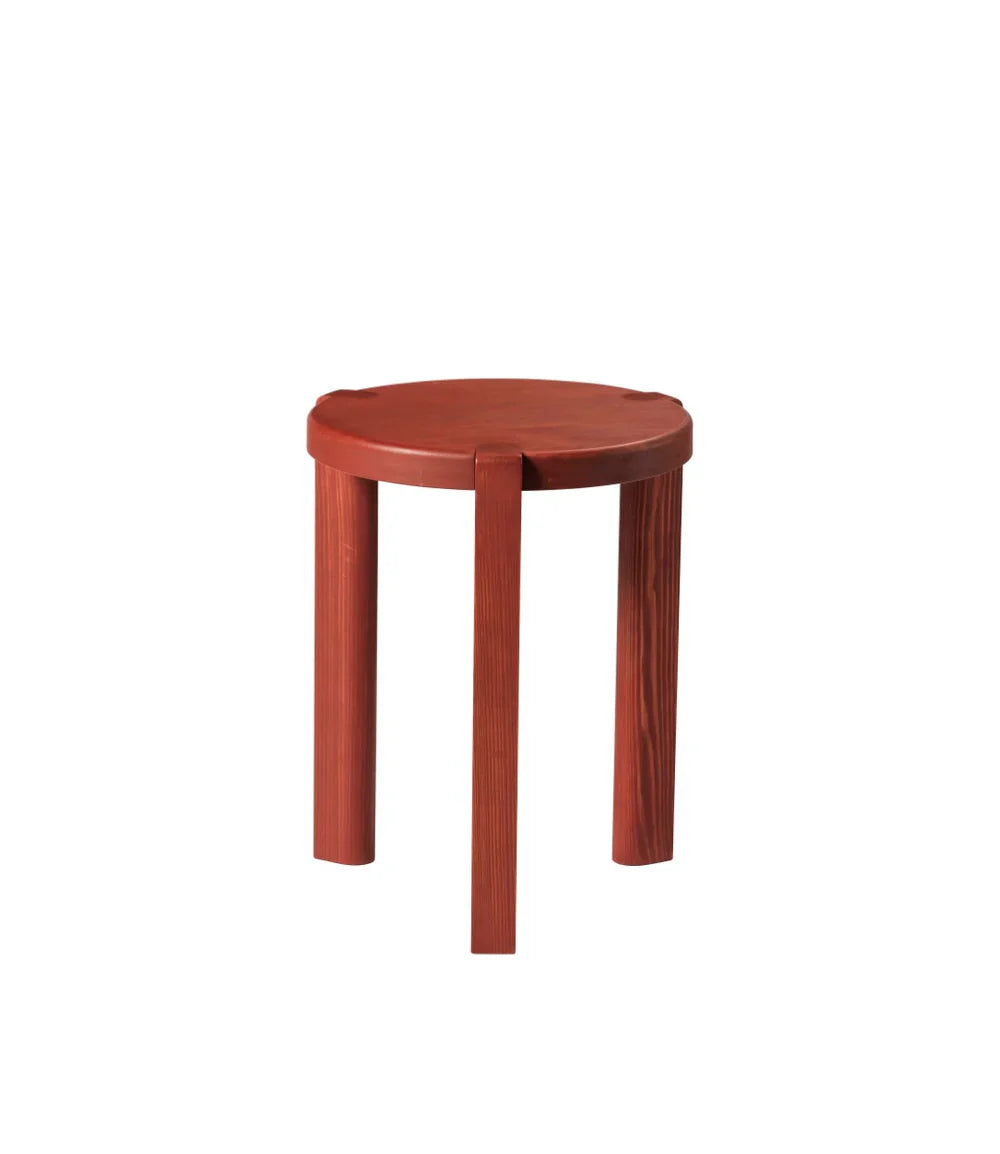 FDB Møbler Ragnesminde Sidetable in solid pine (carmine red), designed by Katrine Sander
