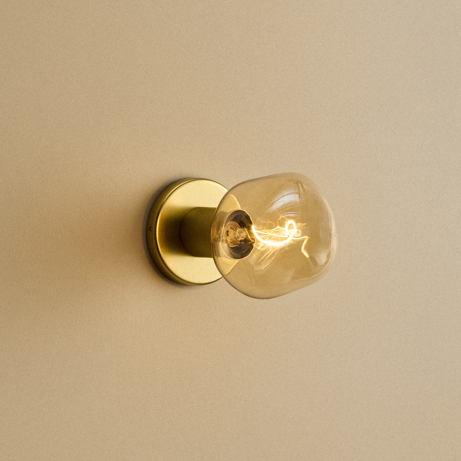 Lochan Wall Light in Brass with Voronoi I bulb, illuminated