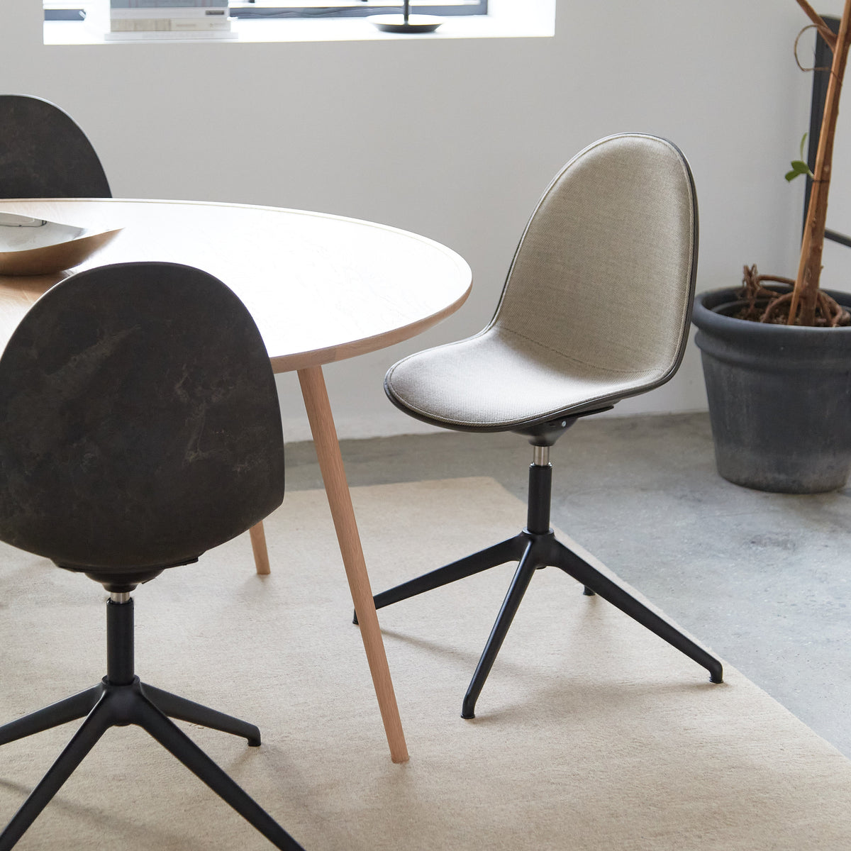 Mater Eternity Swivel Chair in upholstered beige Re-wool, styled in an interior setting