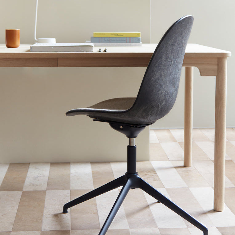 Mater Eternity Swivel Chair in upholstered beige Re-wool, styled in an interior setting