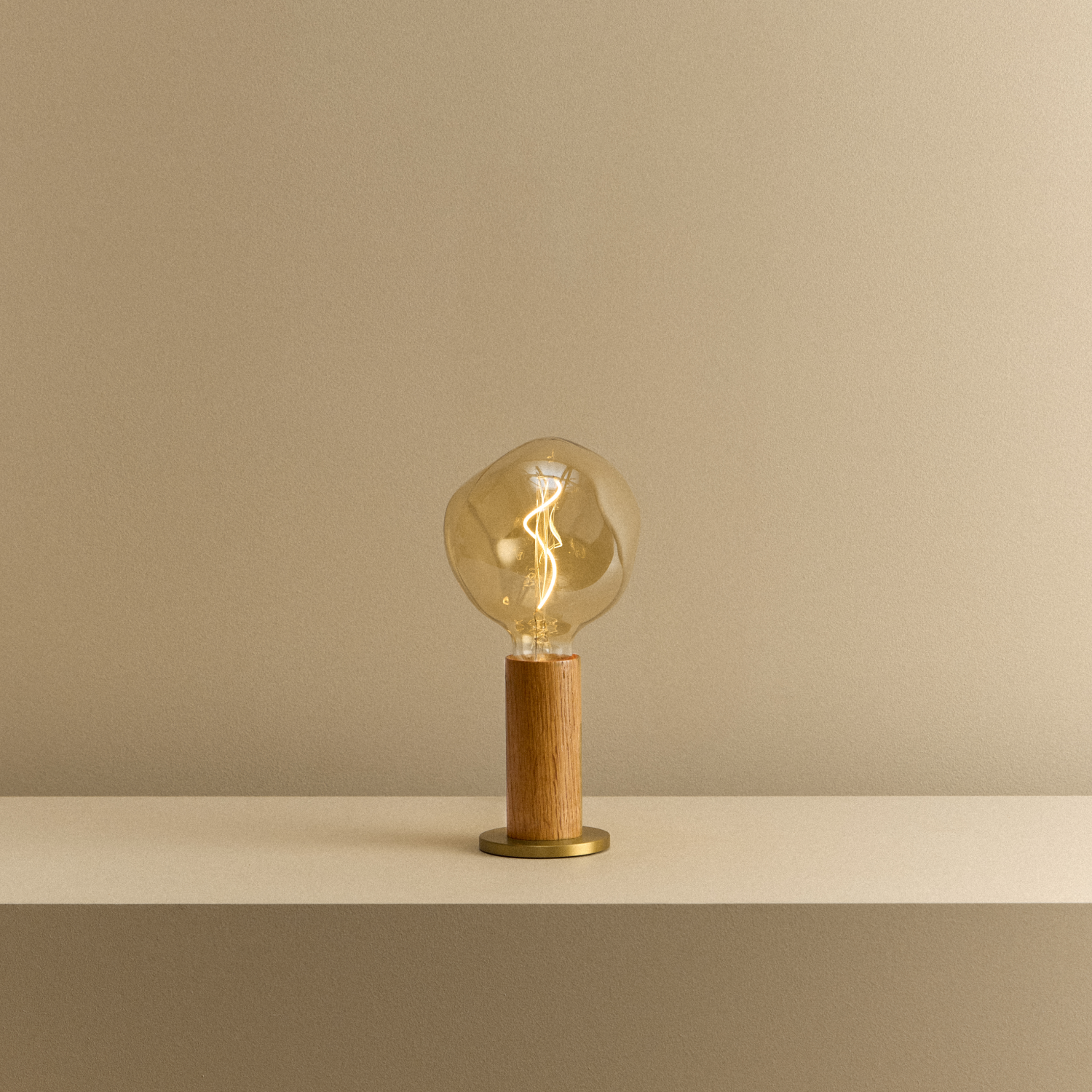 Knuckle Table Lamp in Oak with Voronoi I bulb, illuminated