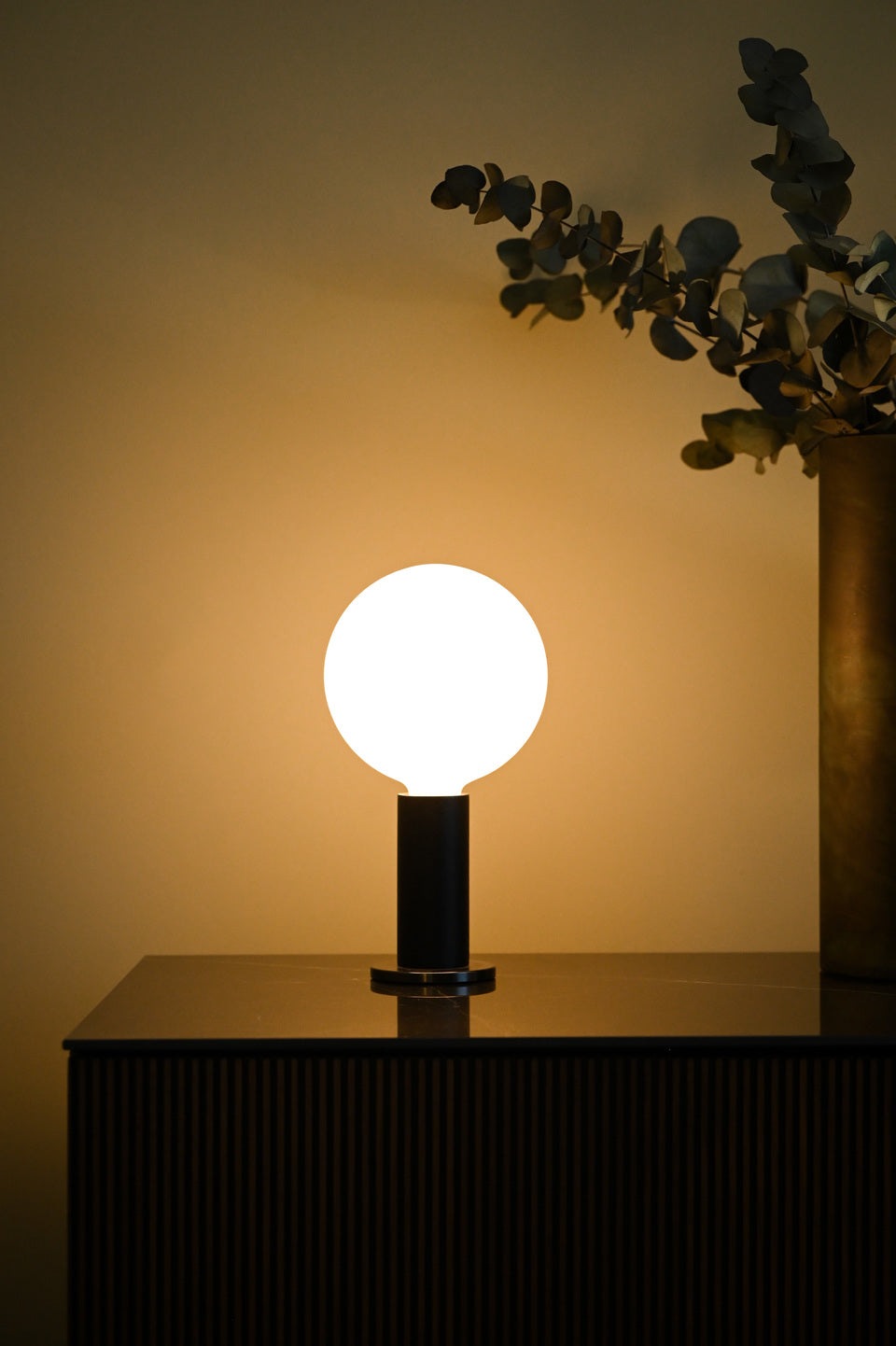 Knuckle Table Lamp & Sphere IV Bulb