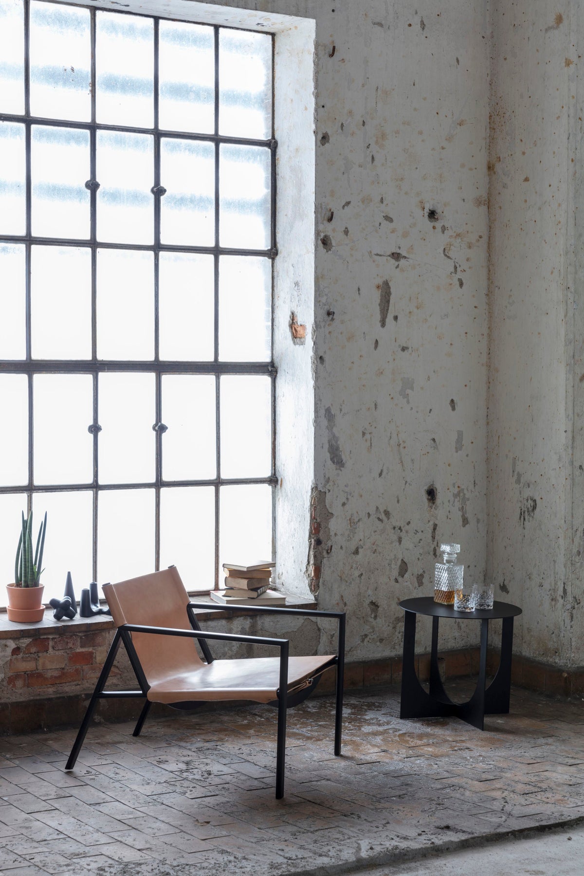 Bent Hansen Tension Lounge Chair in natural saddle leather, styled in an interior setting, steel and leather
