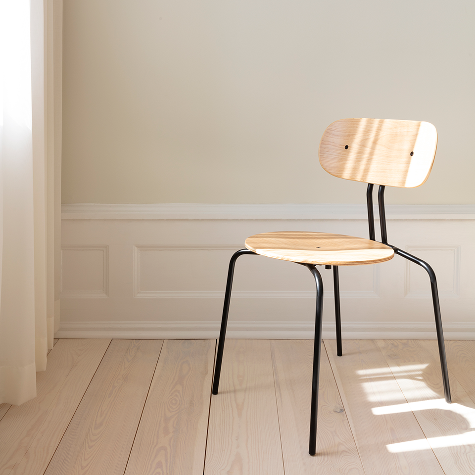 UMAGE Curious Chair, Black Legs