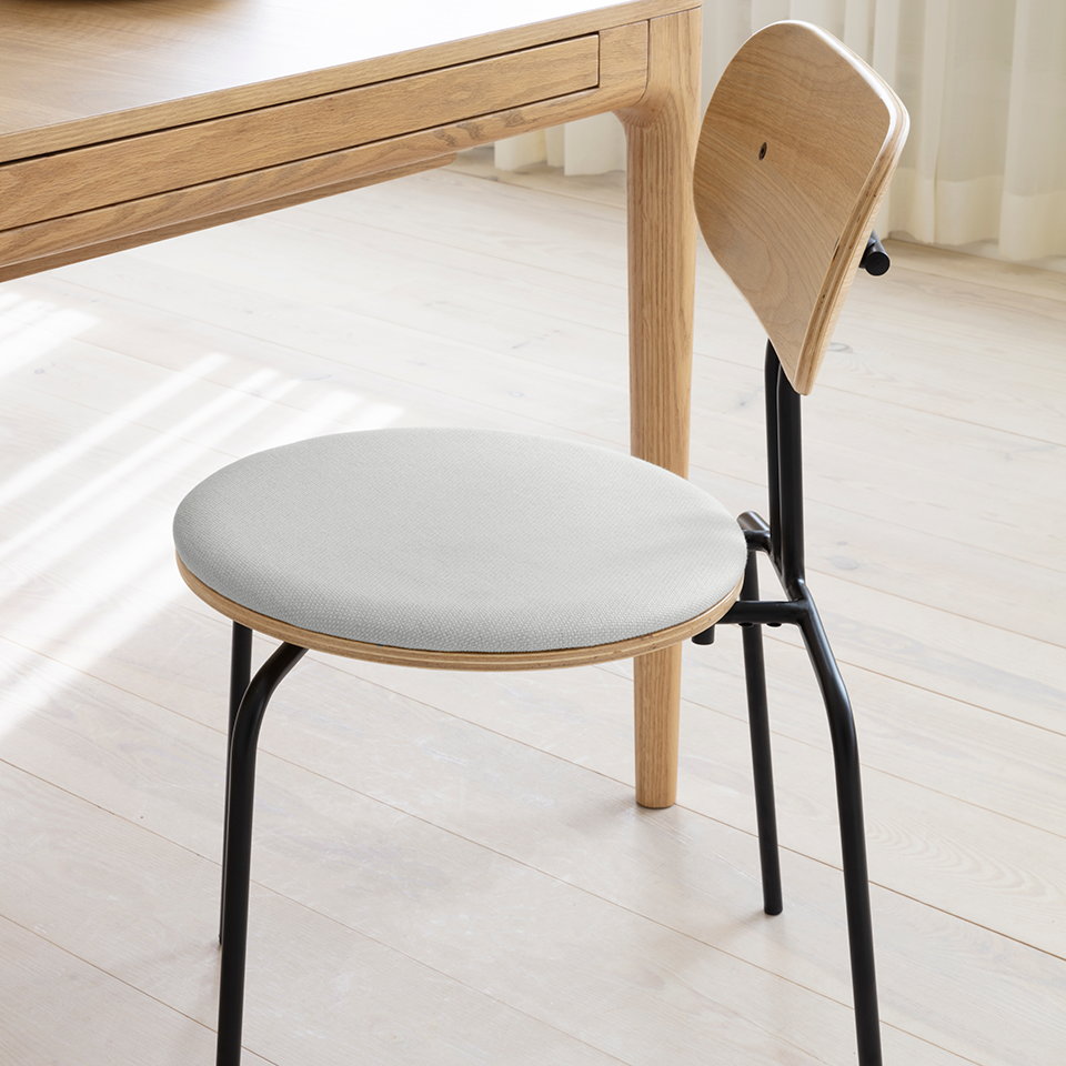 UMAGE Curious Chair, Black Legs