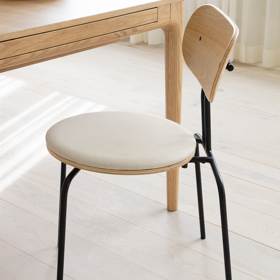 UMAGE Curious Chair, Black Legs