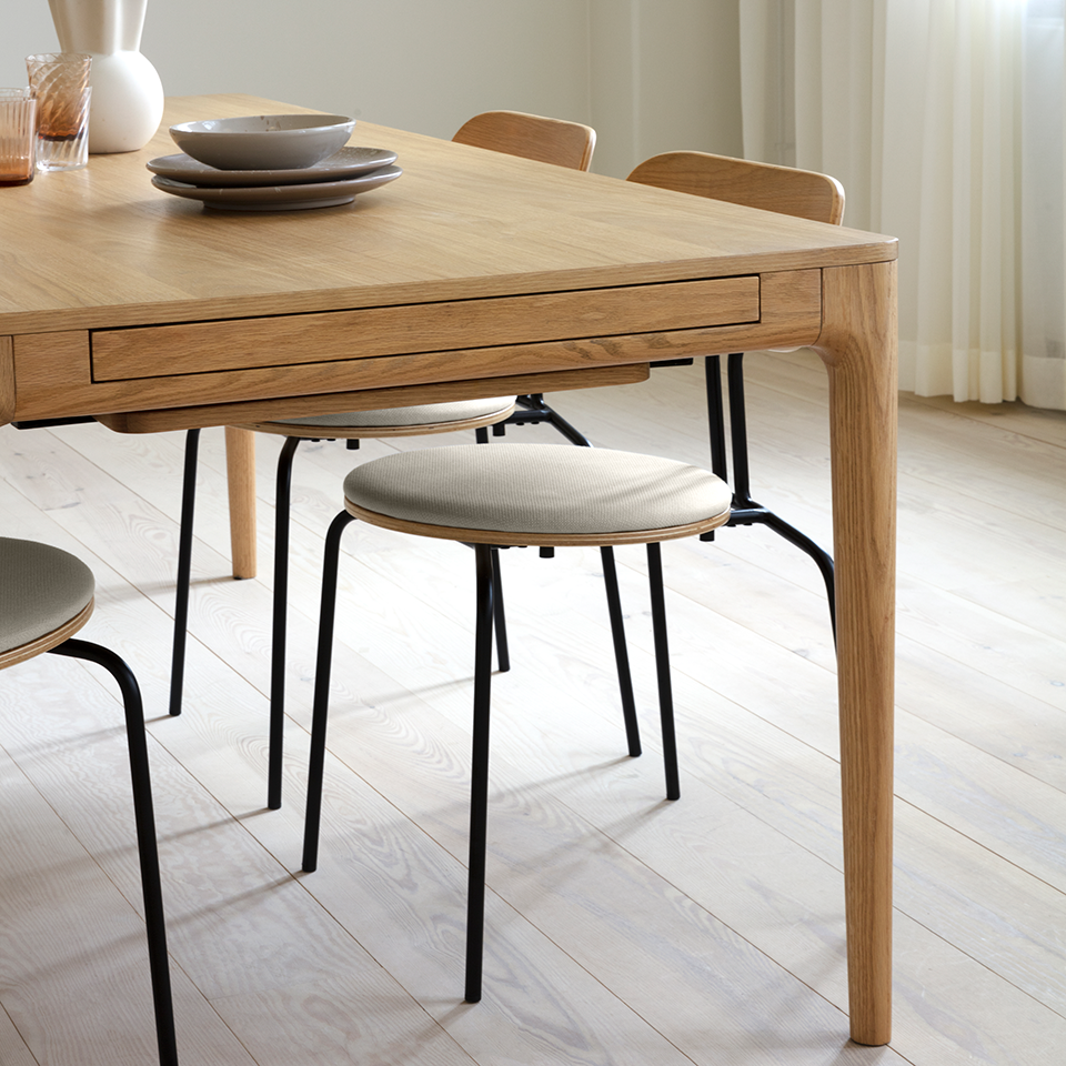 UMAGE Curious Chair, Black Legs