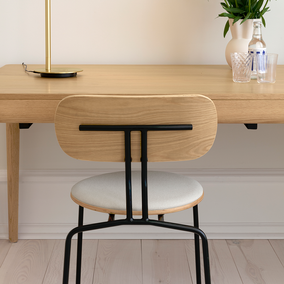 UMAGE Curious Chair, Black Legs