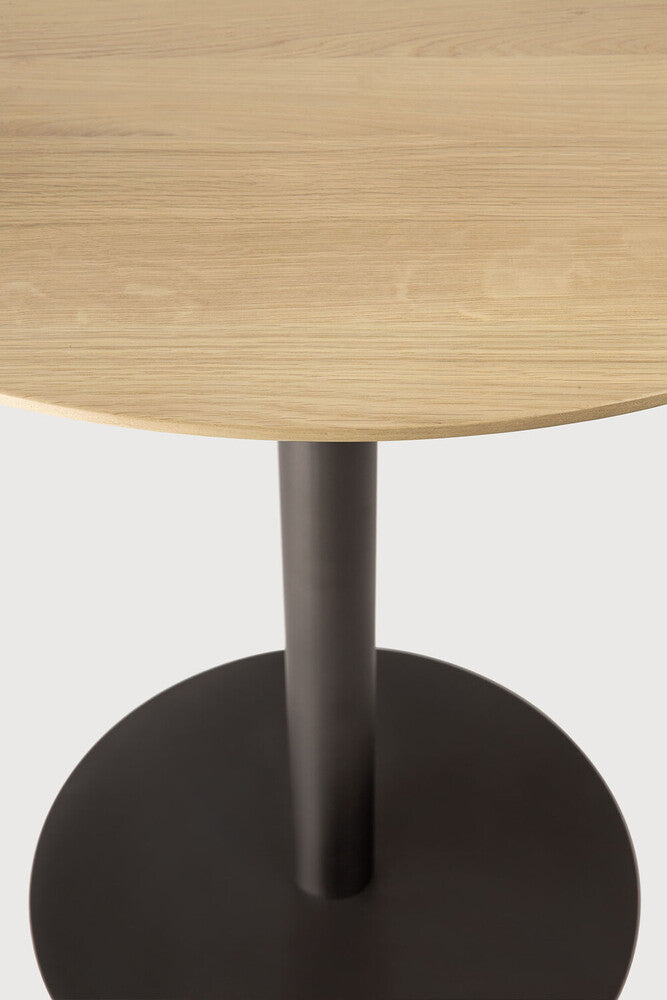 Detail of Ethnicraft Blend Lounge Table showing the varnished solid oak top edge