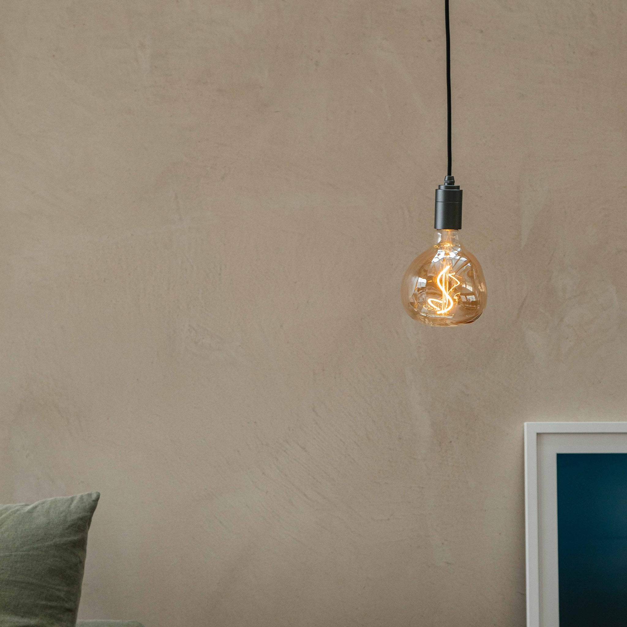 Graphite Pendant with Voronoi I bulb in a living room